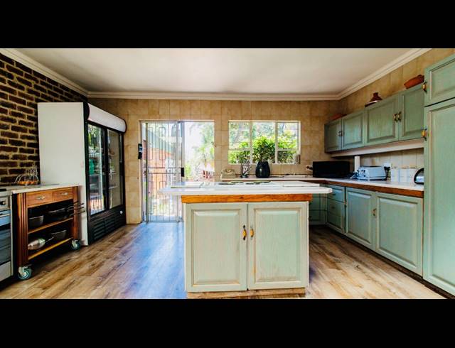5 BEDROOM FREEHOLD FOR SALE IN BRACKENHURST